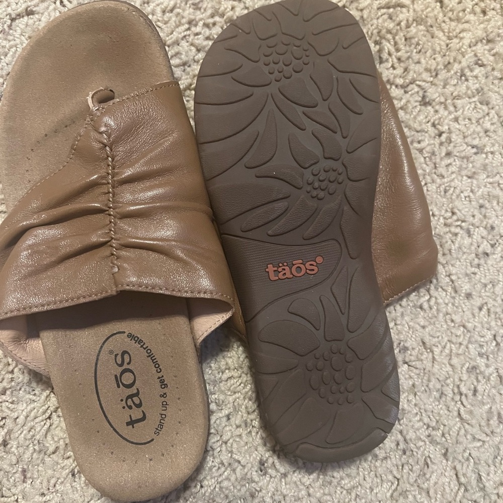Size 6 Taos Gift 2 tan sandals